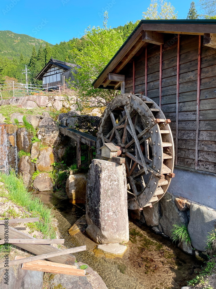 Obraz premium 水車のある田舎の風景