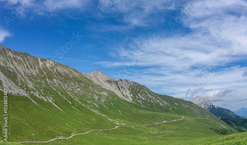 Bergrücken mit Wanderweg im Tal, Hochplateau Gailtaler Alpen, Österreich, Kärnten