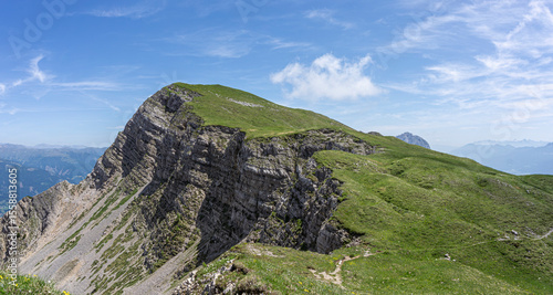 Bergpanorama Karnische Alpen, Gailtaler Alpen Jaukensattel. Bergsattel mit Abbruchkante, Österreich, Kärnten