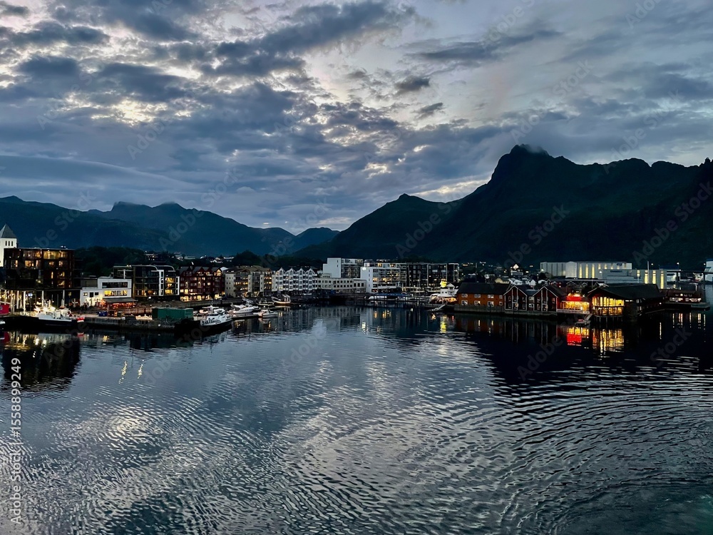 Obraz premium Svolvaer depuis la mer