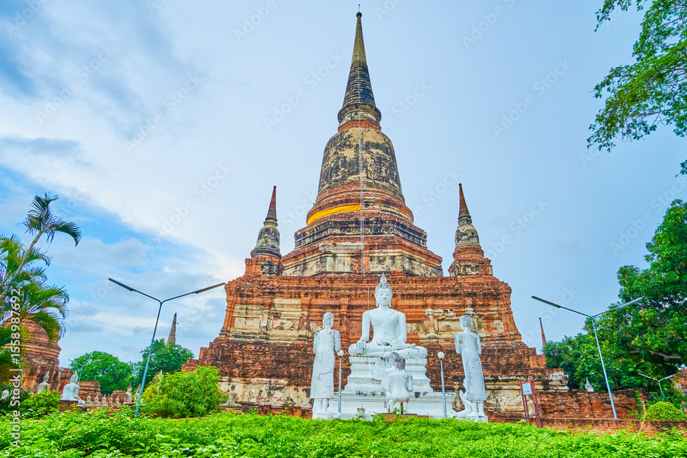 Fototapeta premium Preserved chedis in Wat Yai Chai Mongkhon temple, Ayutthaya, Thailand