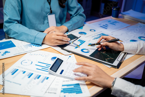 Papier peint Businesswomen are discussing company's financial reports using charts, graphs, a