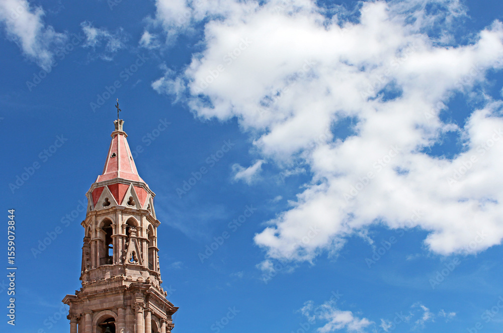 Fototapeta premium Torres de iglesia en Aguascalientes sobre cielo azul con nubes blancas