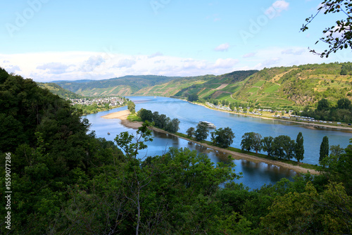 Photos Der Rhein beim Ort Osterspai im Mittelrheintal (links) und der Bopparder Hamm (rechts)