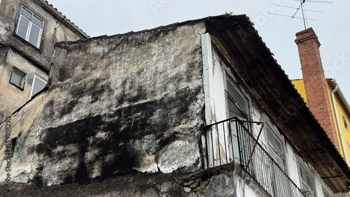 фотографія Aging facade of a forgotten sanctuary, whispers of bygone livelihoods, urban exp