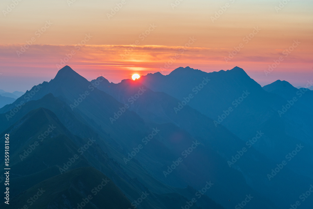 Obraz premium Sunrise on Augstmatthorn, painting the sky in gold above Brienzersee. A peaceful moment above the clouds, where silence meets breathtaking alpine beauty.