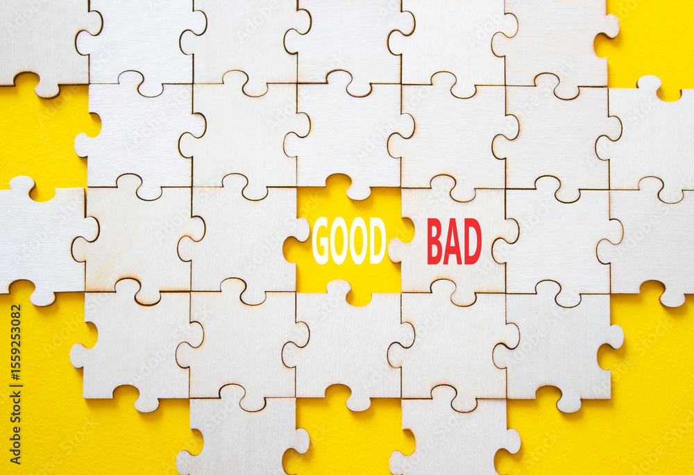 Obraz premium Good or Bad symbol. Concept word Good or Bad on wooden puzzle. Beautiful yellow background. Business and Good or Bad concept. Copy space