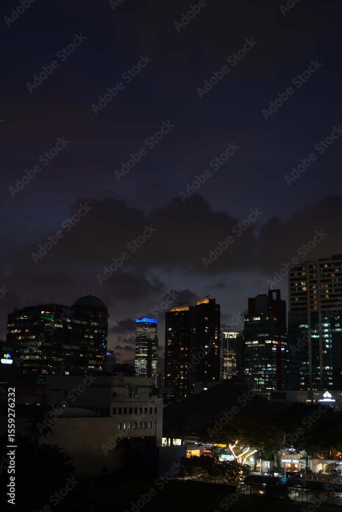 Obraz premium Night Cityscape Under a Dark Cloudy Sky