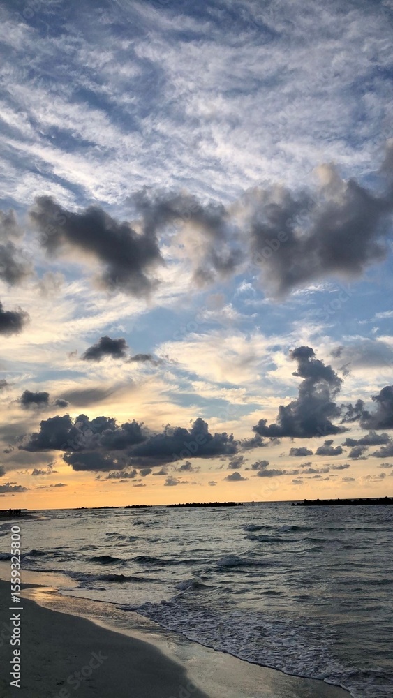 Obraz premium Beautiful sunset over the sea with dramatic clouds.