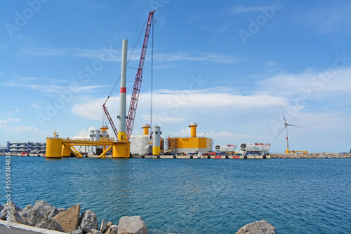 Port de Port-la-Nouvelle, Aude, Languedoc, Occitanie, France. Construction d'éoliennes flottantes.