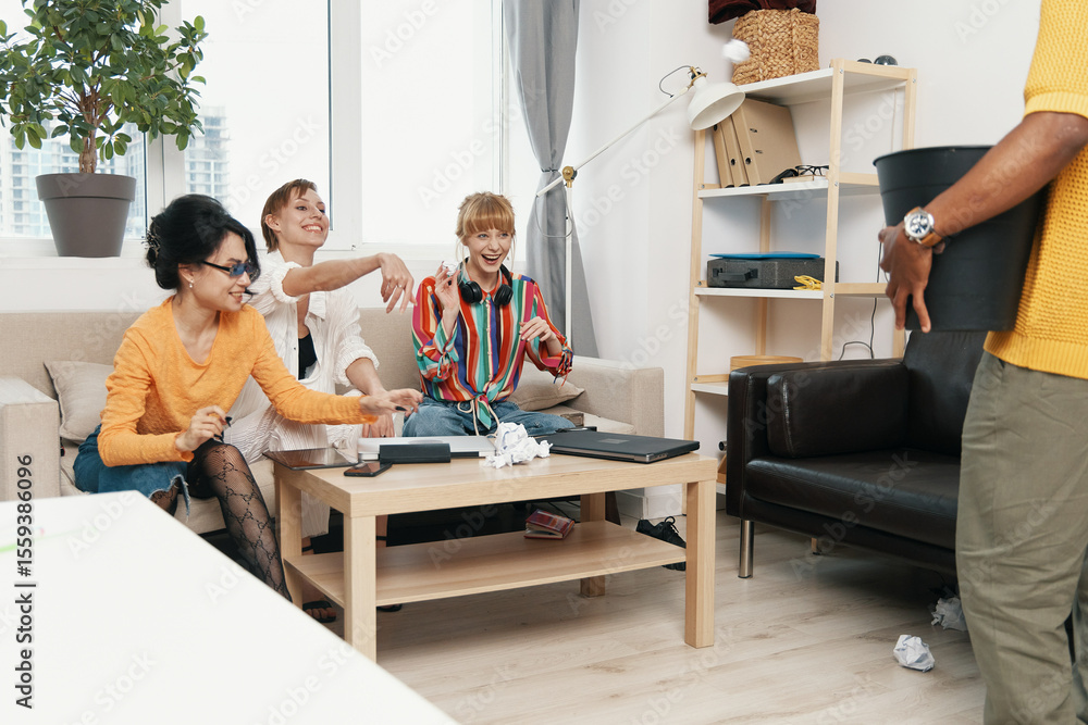 Obraz premium young adult woman and colleagues socializing and working together in a modern workplace environment, illustrating teamwork and Gen Z business culture.