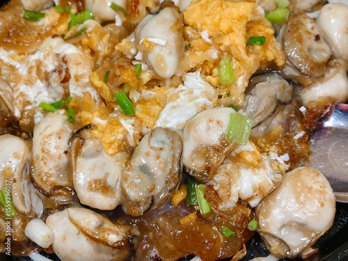 Hot pan omelette with oyster