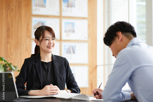 Wallpaper Mural 不動産店舗で営業をする女性 Torontodigital.ca