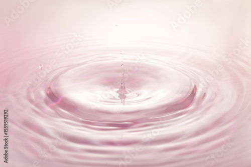 水面に落ちる水滴.