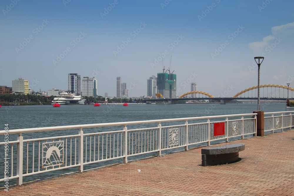 Fototapeta premium ベトナムダナンのドラゴンブリッジ