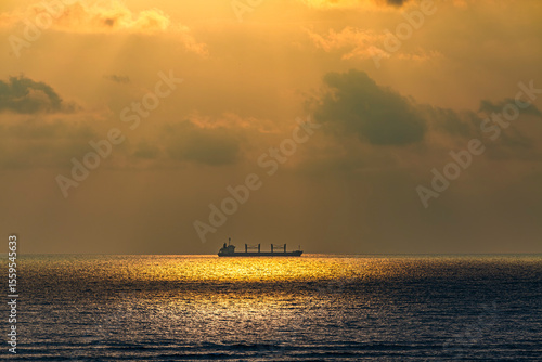 Amanecer en el Golfo de México frente al Puerto de Veracruz.