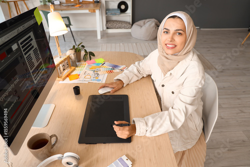 Muslim interior designer wo...