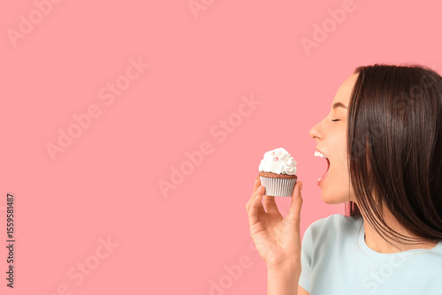 Young woman with sweet cupc...