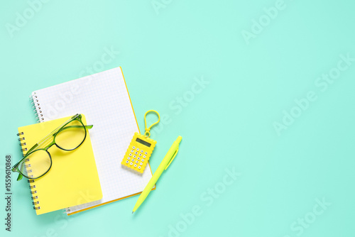 School supplies flat lay wi...