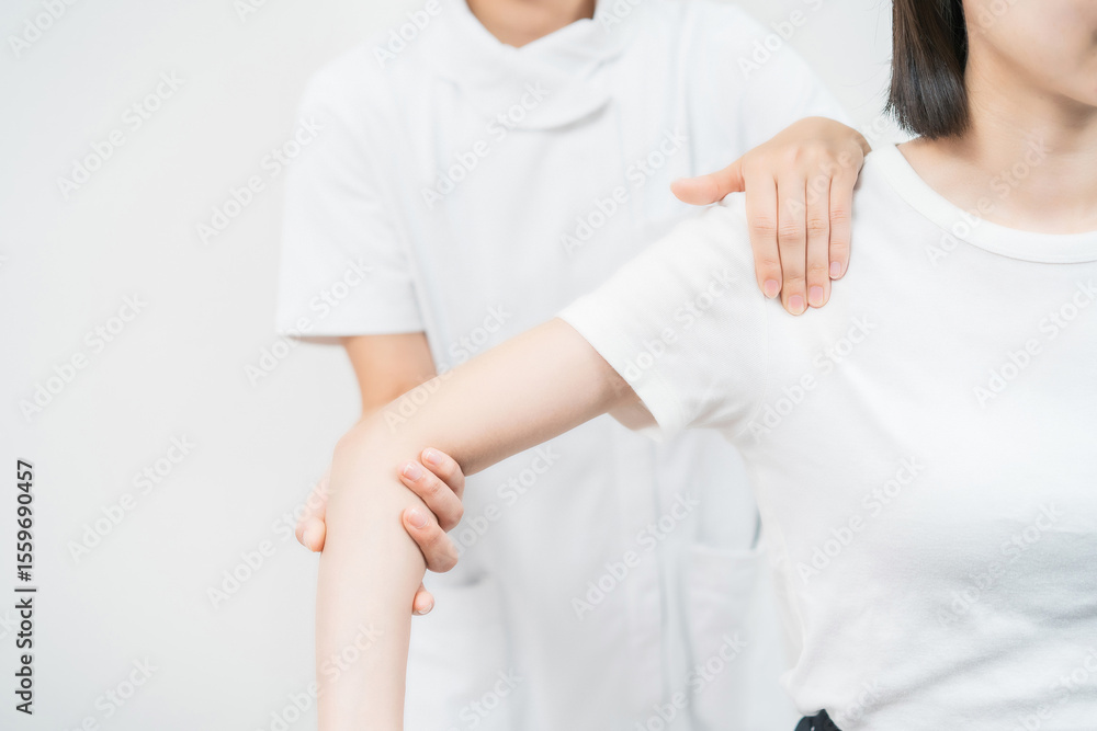 Fototapeta premium エステサロンでマッサージを受ける若い女性