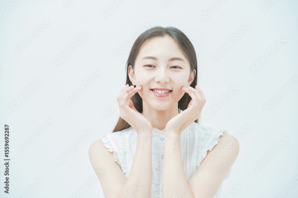 肌の状態を確かめる女性 肌の状態を確かめる女性