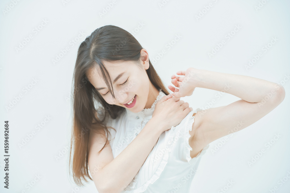 肩こりに悩む若い女性 肩こりに悩む若い女性