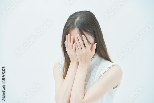 ストレスを抱えた表情をする若い女性