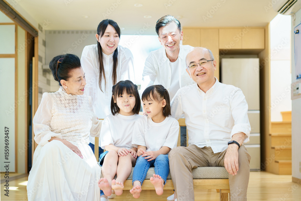 Fototapeta premium リビングルームに集まる3世代家族