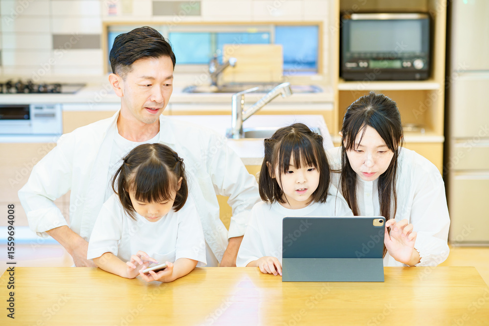 Obraz premium タブレットPCの画面を見る親子