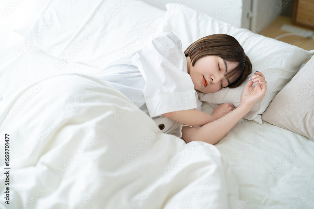 ベッドで眠る女性 ベッドで眠る女性