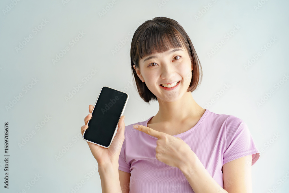 Fototapeta premium スポーツウェア姿でスマートフォンを持つ女性