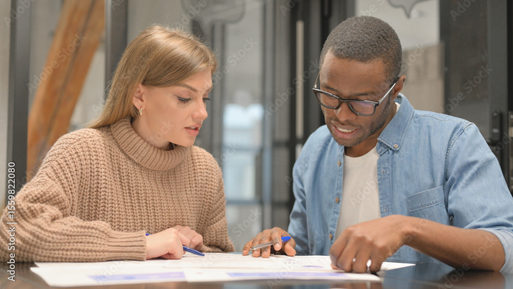 Obraz premium Multi Ethnic People Doing Paperwork Together