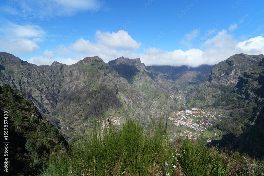 Naklejka premium Felsformation mit steilen Hängen im Innern von Madeira