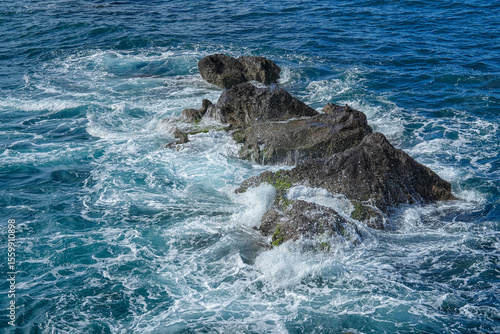 Fotografie Von den Wellen umbrandete Felsen im Atlantik