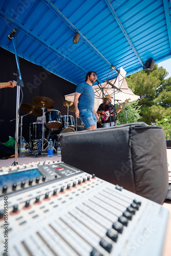 Foto Rock band performing live on an outdoor stage during a summer festival