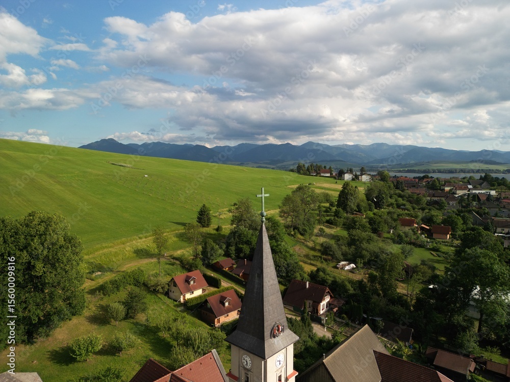 Fototapeta premium Tatry Zachodnie - Słowacja - wysokiej jakości zdjęcia z drona wykonane podczas wakacji