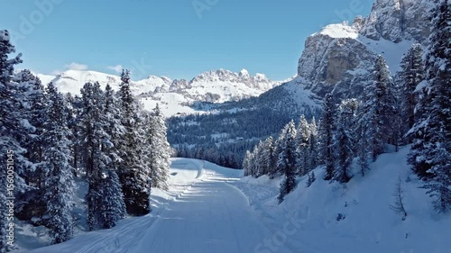 Passo Sella, Dolomiti, pista da sci innevata