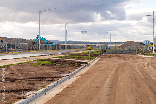 Foto A dusty road and fenced-off construction site in Wyndham Vale, Melbourne, Australia