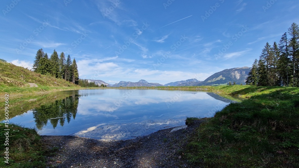 Obraz premium Hiking Trail with Stunning Mountain Lake Views