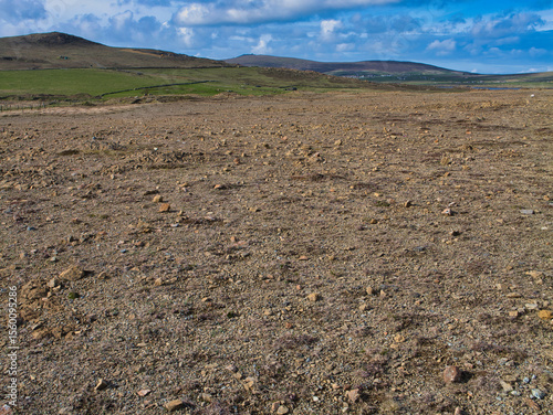 Foto A wide view of the rocky, barren landscape of Keen of Hamar SSSI in Shetland, UK under a bright blue sky