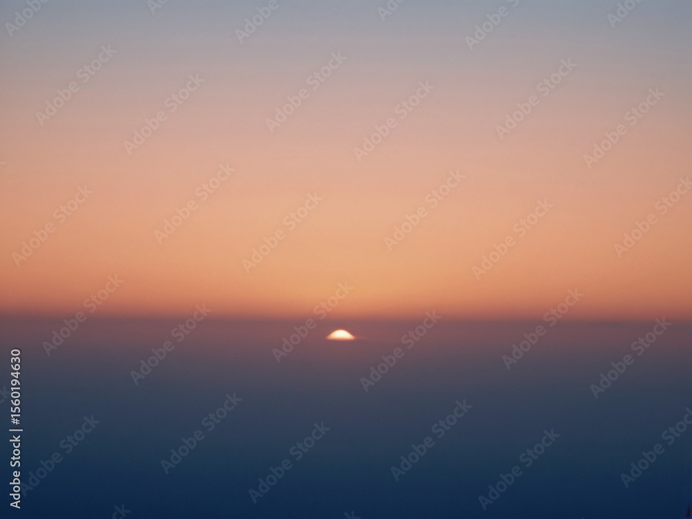 Obraz premium Serene Sunrise A Breathtaking Panorama of the Sun Rising Above the Horizon