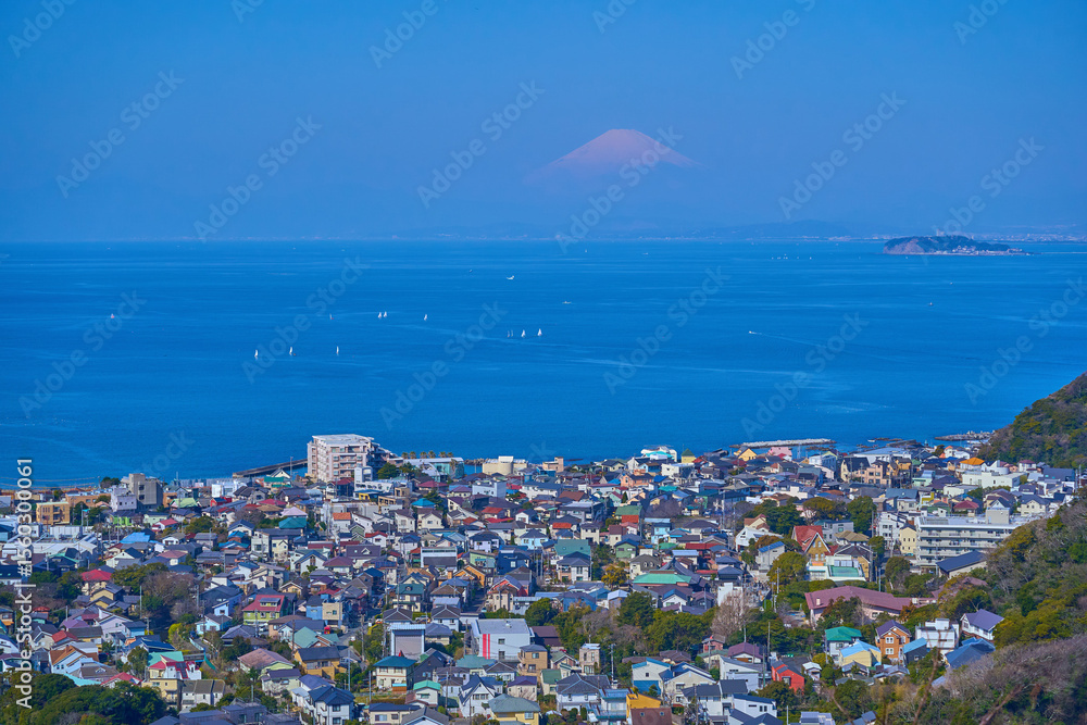 Fototapeta premium 神奈川県三浦郡葉山町の仙元山展望台から西側の眺望(葉山町,富士山,江の島,相模湾など)