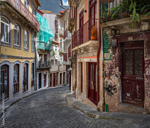 Φωτογραφία A narrow and hilly street in the old town of Porto