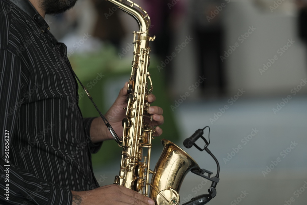 Naklejka premium Farewell from school, musician playing during graduation