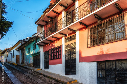 Canvas Print Colorful colonial style houses in the street, San Cristobal de las Casas, Chiapa