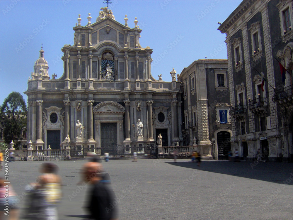 Obraz premium A captivating view of Catania's historic city center, showcasing the harmonious blend of Baroque and Norman architecture. The iconic Catania Cathedral, or Duomo di Sant'Agata, stands prominently in
