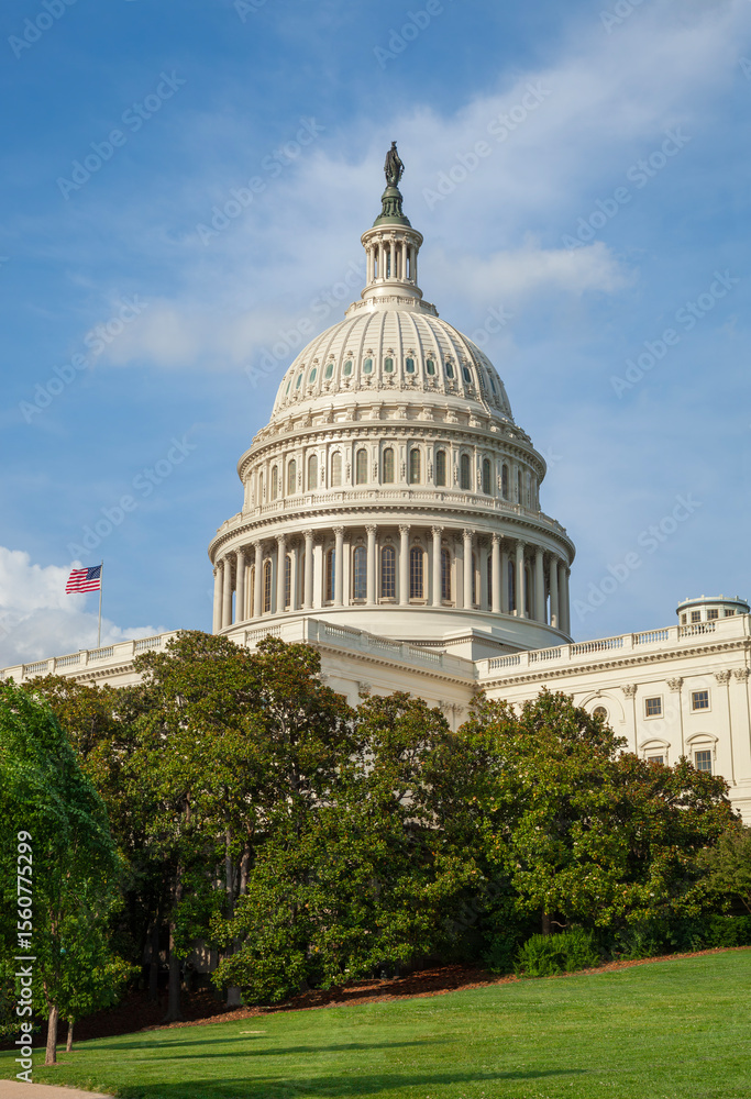 Naklejka premium United States Capitol building and dome viewed from the southwest on a beautiful spring day