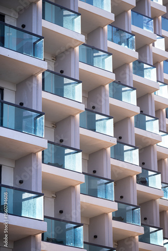 Photos Geometric building pattern, repetitive polygonal balconies on facade