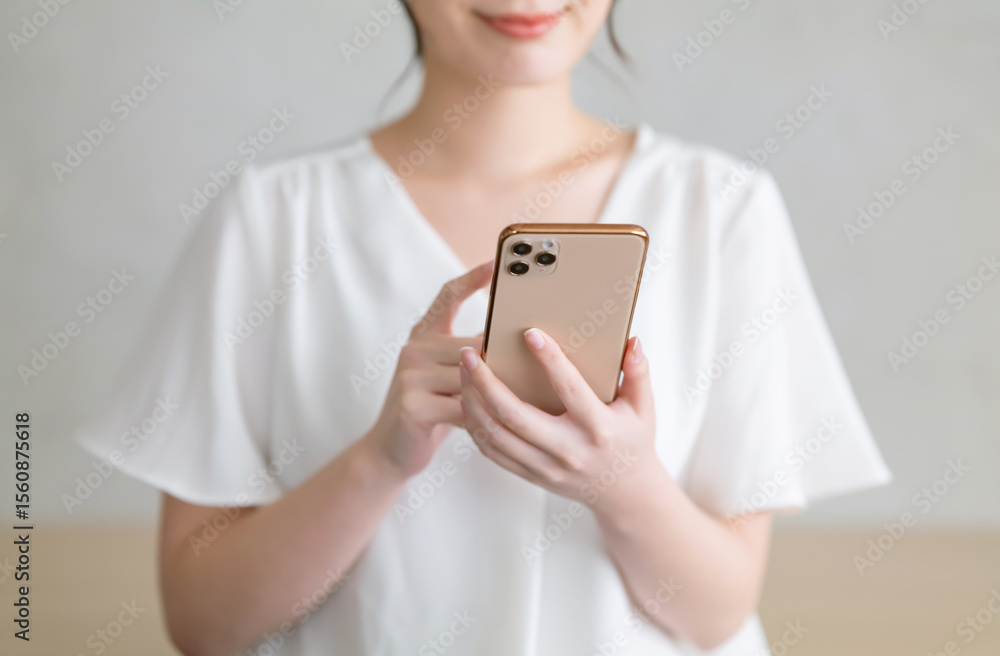 スマホを見て悩む女性 スマホを見て悩む女性