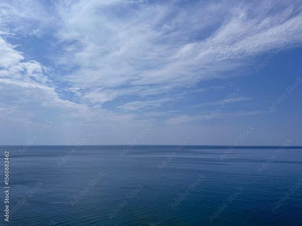 Obraz premium Calm ocean and cloudy sky.